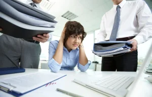 Burnout fuera de la oficina: el desgaste físico que ya afecta a jóvenes